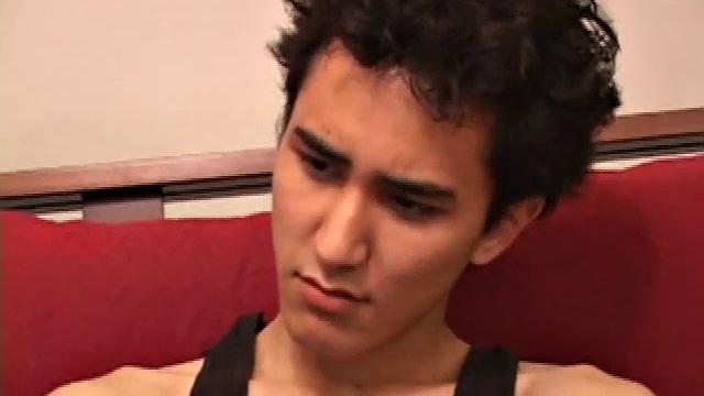 Эмилио дрочит свой член