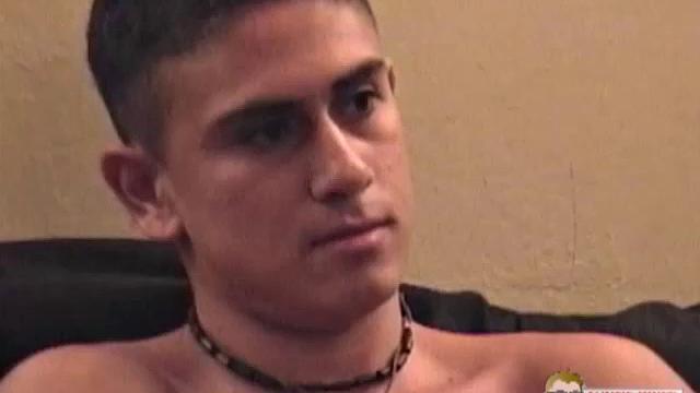 студент кевин дрочит и кончает перед камерой