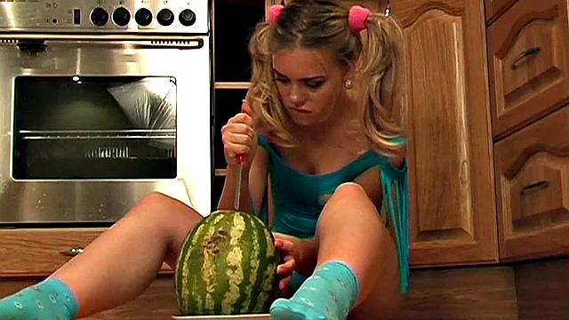 валентина дрочит на кухне и в ванной