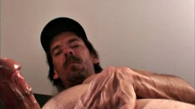 мужик-строитель эйс с мощным телом жёстко ебется по-гейски