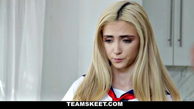 Миниатюрная брюнетка жарко трахается у бассейна