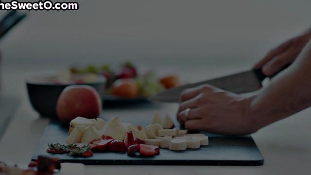 жена соблазняет мужа на кухне, тут не до обеда