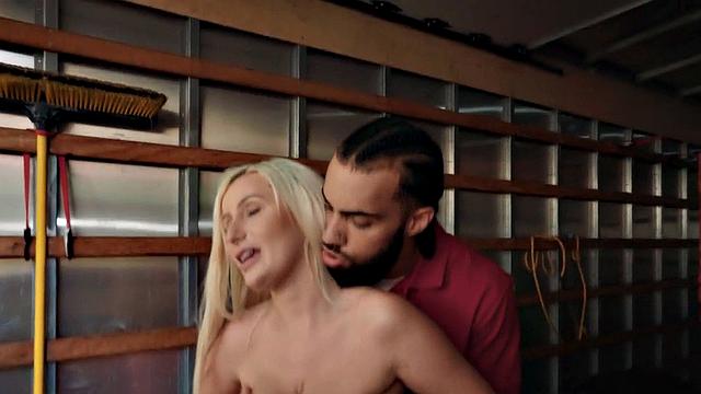 Sensual bigbooty MILF fucked hardcore by nasty guy