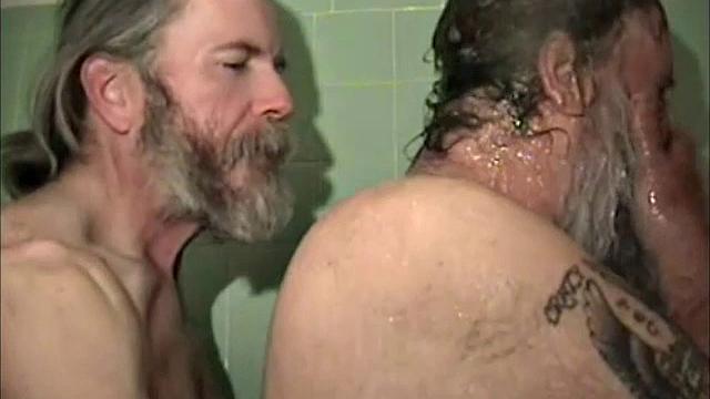 This is the story of a chance meeting that turns into romance and some hot sex. Marc is doing some work at a friend's place, when he meets Lonnie.