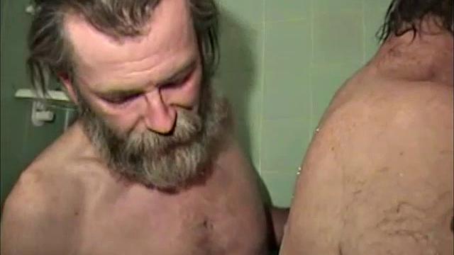 This is the story of a chance meeting that turns into romance and some hot sex. Marc is doing some work at a friend's place, when he meets Lonnie.