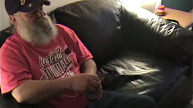 This is the story of a chance meeting that turns into romance and some hot sex. Marc is doing some work at a friend's place, when he meets Lonnie.