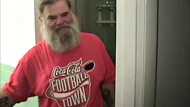 This is the story of a chance meeting that turns into romance and some hot sex. Marc is doing some work at a friend's place, when he meets Lonnie.