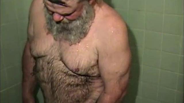 This is the story of a chance meeting that turns into romance and some hot sex. Marc is doing some work at a friend's place, when he meets Lonnie.