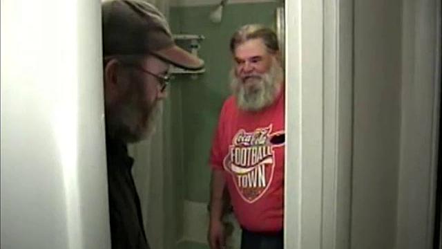 This is the story of a chance meeting that turns into romance and some hot sex. Marc is doing some work at a friend's place, when he meets Lonnie.