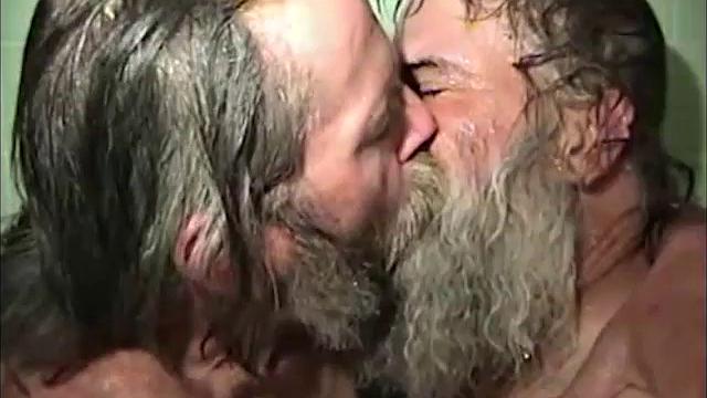 This is the story of a chance meeting that turns into romance and some hot sex. Marc is doing some work at a friend's place, when he meets Lonnie.