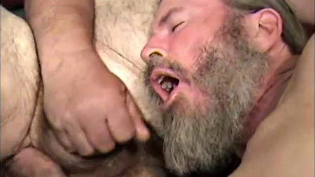 This is the story of a chance meeting that turns into romance and some hot sex. Marc is doing some work at a friend's place, when he meets Lonnie.