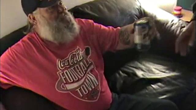 This is the story of a chance meeting that turns into romance and some hot sex. Marc is doing some work at a friend's place, when he meets Lonnie.