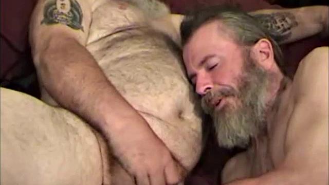 This is the story of a chance meeting that turns into romance and some hot sex. Marc is doing some work at a friend's place, when he meets Lonnie.