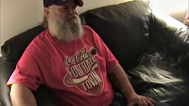 This is the story of a chance meeting that turns into romance and some hot sex. Marc is doing some work at a friend's place, when he meets Lonnie.