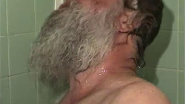 This is the story of a chance meeting that turns into romance and some hot sex. Marc is doing some work at a friend's place, when he meets Lonnie.