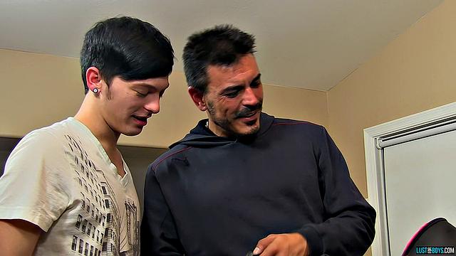 Брутальный папочка с членом после тренировки - Коллин Стоун и Райкер Мэдисон