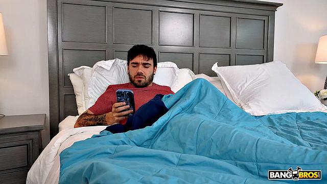 застукал за мастурбацией на кухне и выебал прямо на столе