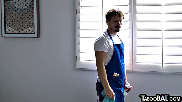 Смотри, как взрослая красотка с аппетитной попкой скачет на члене своего парня в страстном сексе.