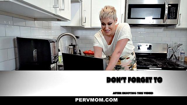 зрелая соблазнительница с шикарной грудью трахается с пасынком