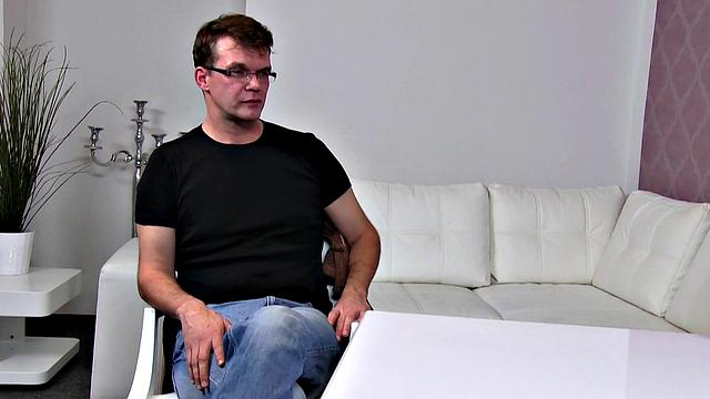 старичок пришёл на кастинг, а ушёл с пенисом между ног девушки