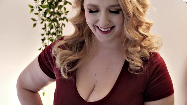 Andi Ray орет от экстаза, когда ее жёстко имеют в задницу