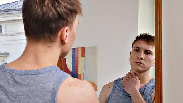 taylor hawk takes a big dick and moans for more