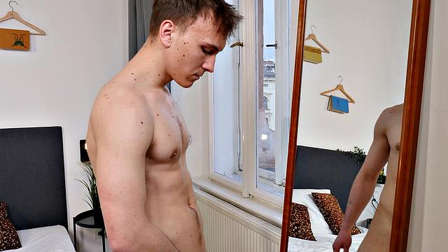 taylor hawk takes a big dick and moans for more
