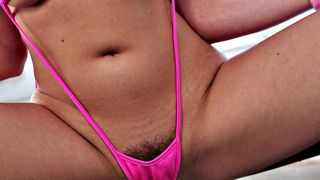 две аппетитные блондинки доводят друг друга до экстаза