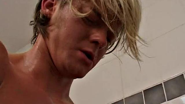 Real amateur twinks barebacking in threesome