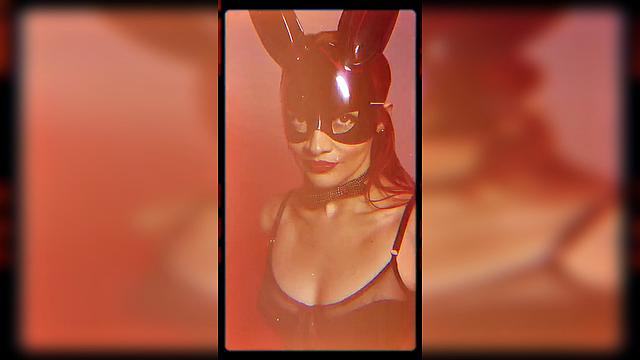 секретарша в латексе и ушках: работа, туалет иронично совмещает