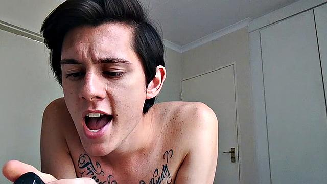 смотри, как ant раздевается, дрочит и кончает на себя