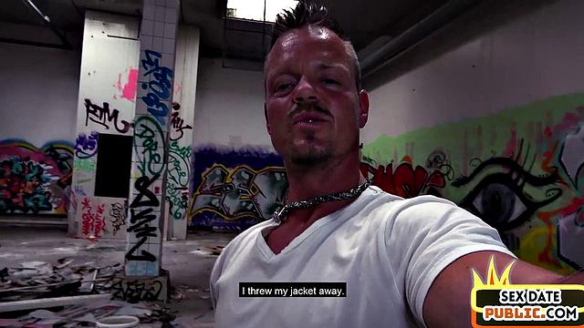 пышная милфа доводит парня до безумия рукой и жаркой обратной наездницей