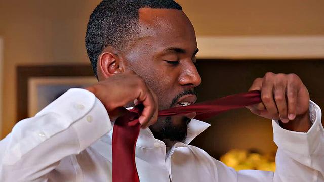 блондинка не выдерживает и бросается на черный член прямо на диване