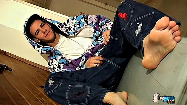 Clyde shows off his sticky feet and gets wild with another guy