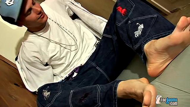 Clyde shows off his sticky feet and gets wild with another guy