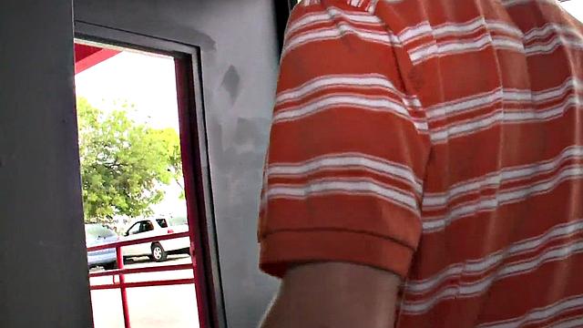 Gloryhole amateur fooled