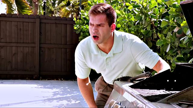 бонус по-крупному: шефова блондинка устраивает аферу у бассейна