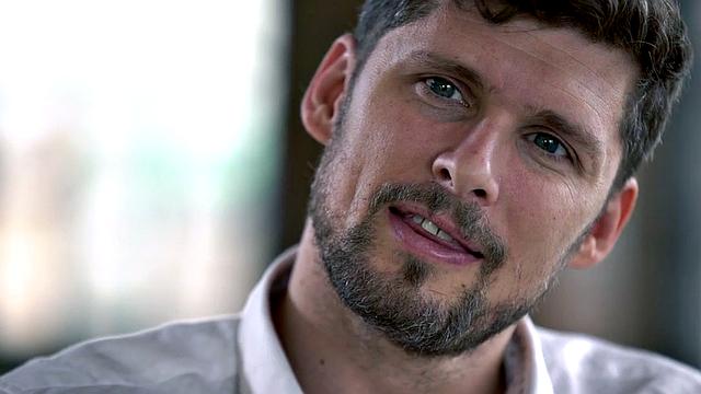 секретарша в туфлях на каблуках получает мощный анал от строгого босса