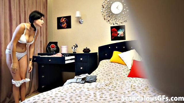 Соблазнительная брюнетка меняет наряды и раздевается догола