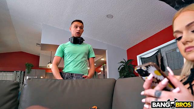 Девушка устраивает минет диджею прямо на вечеринке, пока папа ничего не подозревает.