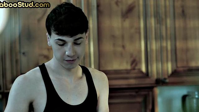 отчим трахается с взрослым твинком без резинки в жопу