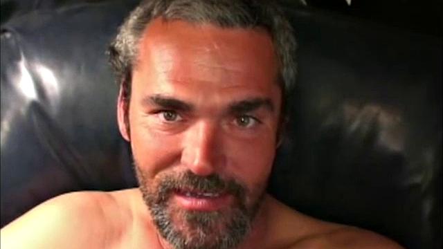 Барри снова показывает, как зрелые мастера работают руками без лишних разговоров