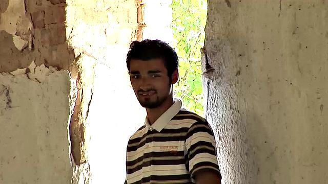 Нико дрочит толстый член на свежем воздухе