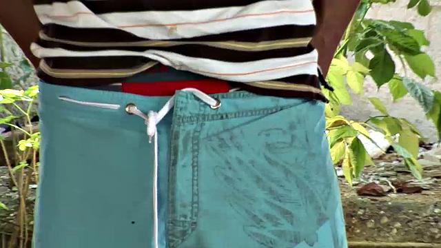 Нико дрочит толстый член на свежем воздухе