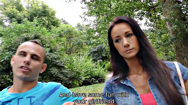 страстная брюнетка не устояла перед охотником на природе