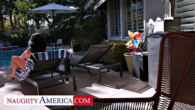 Hot Stranegr Jennifer White Gets On With the Handyman