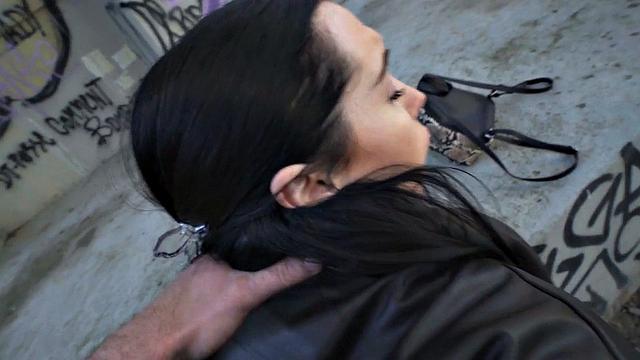 стройная малышка трахается на улице за деньги