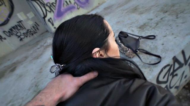 стройная малышка трахается на улице за деньги