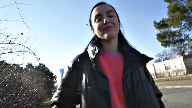 стройная малышка трахается на улице за деньги