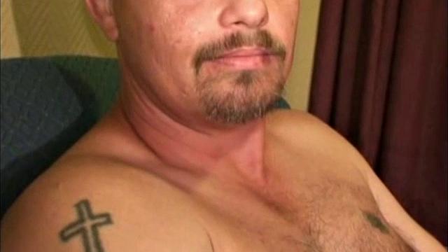 смотри, как зрелый татуированный плотник жарит мужика